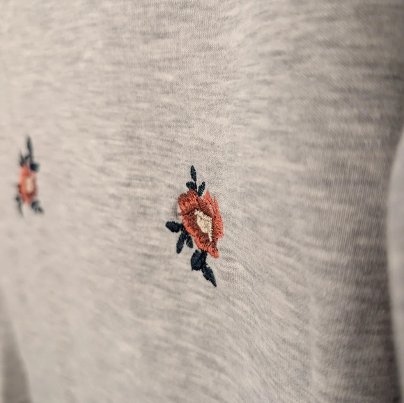 Blair Scoop Crew Neck Grey Sweatshirt Embroidered Flower Detail Women Medium - Picture 5 of 9